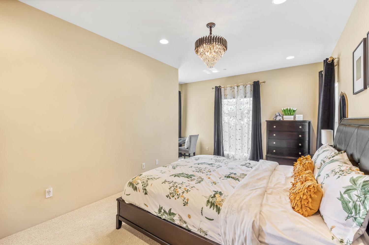 822 Sunnyslope Way