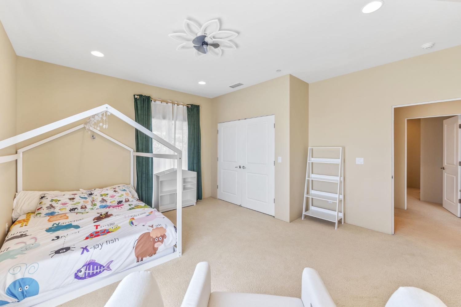 822 Sunnyslope Way