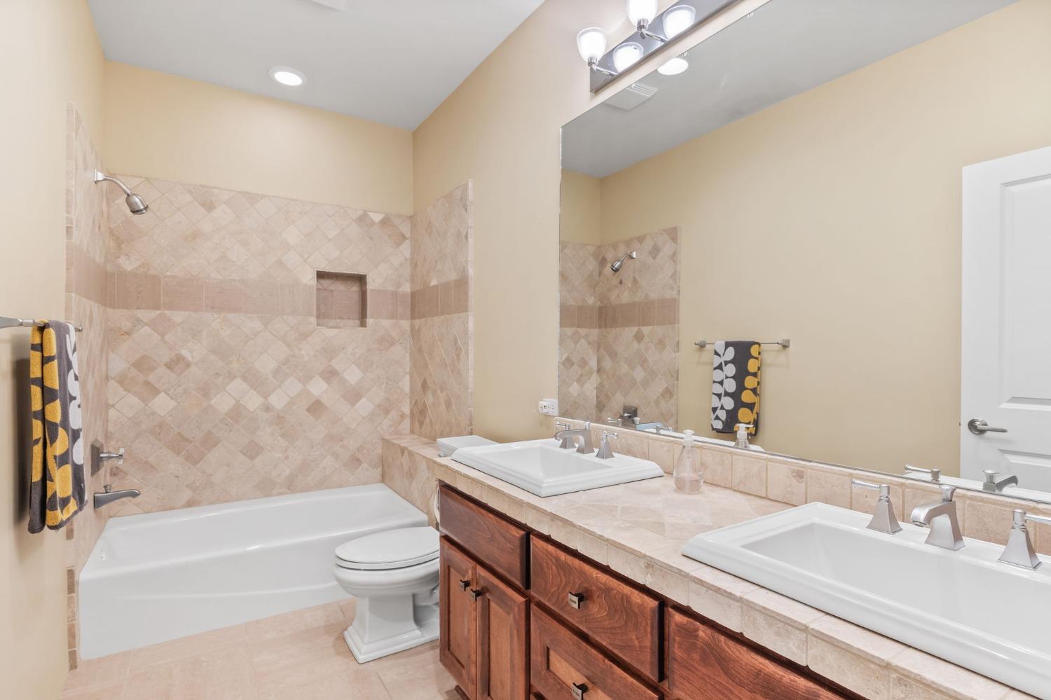 822 Sunnyslope Way