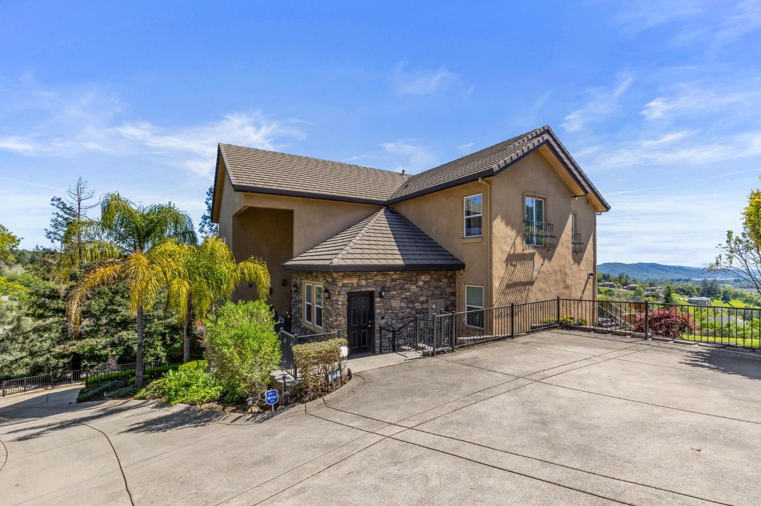 822 Sunnyslope Way