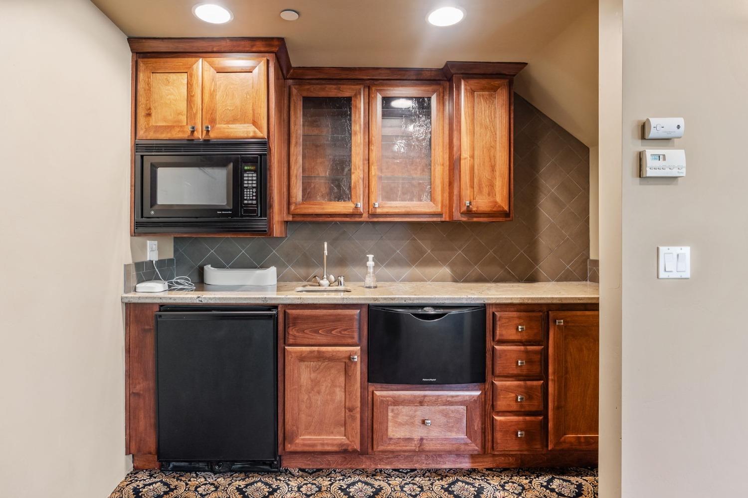 822 Sunnyslope Way