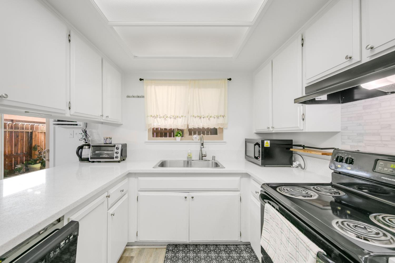 3584 Larchmont Square Lane