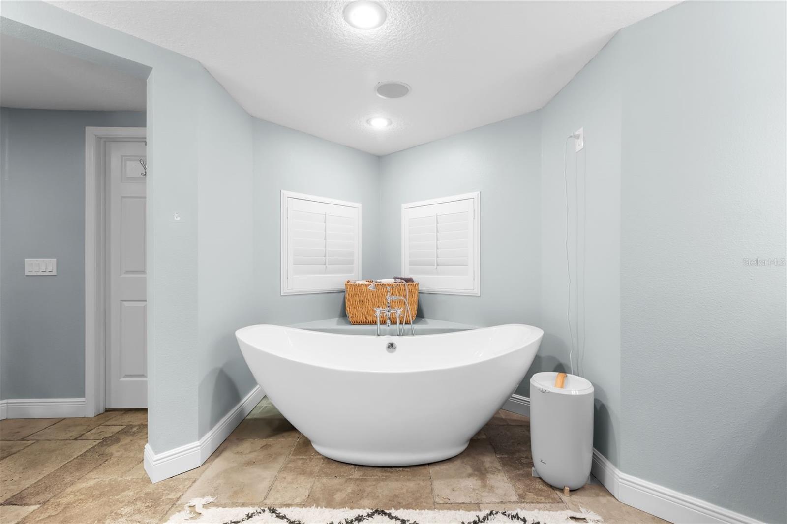 28042 LINDENHURST DR