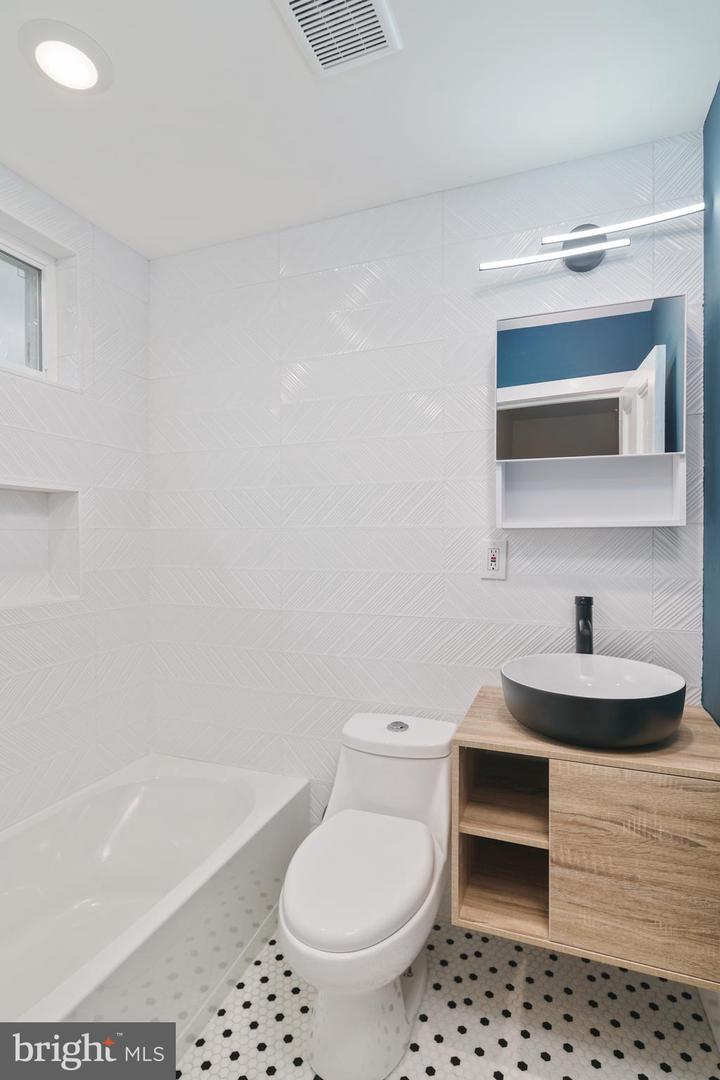 2305 Madison Sq