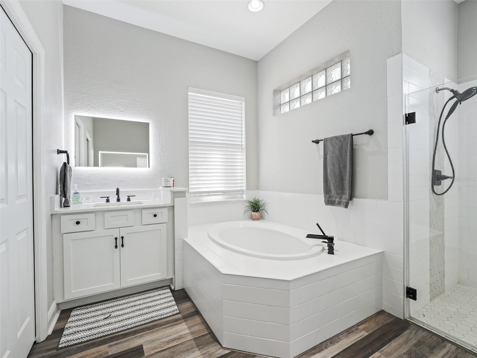 5016 NEPTUNE CIR