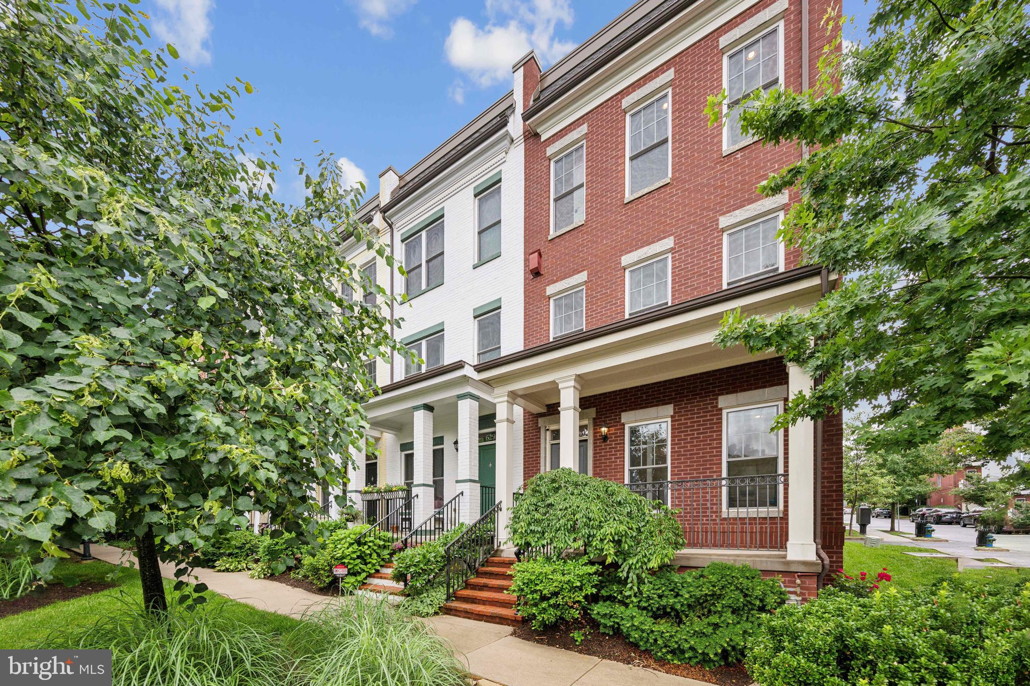 627 Regent Pl NE