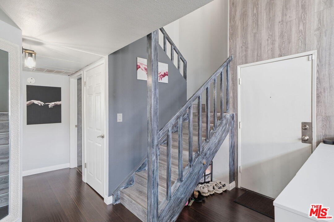 15946 Vanowen St Unit: 209