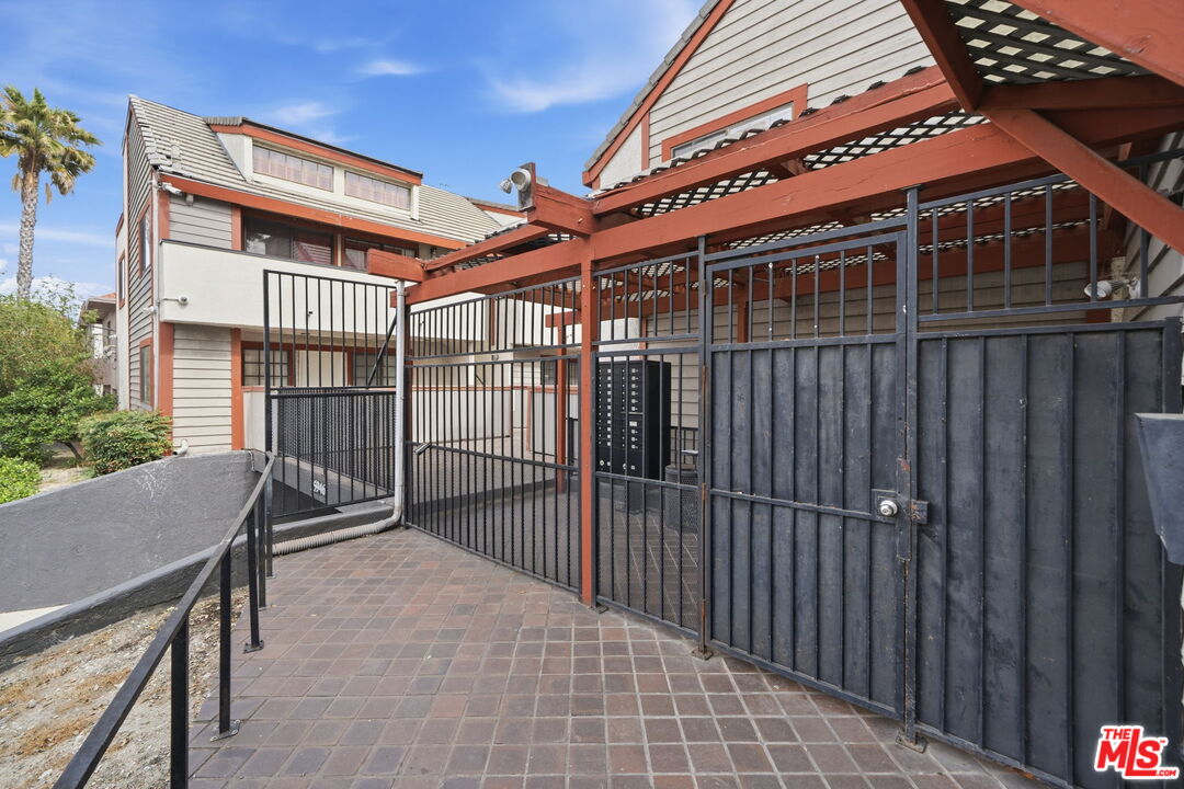 15946 Vanowen St Unit: 209