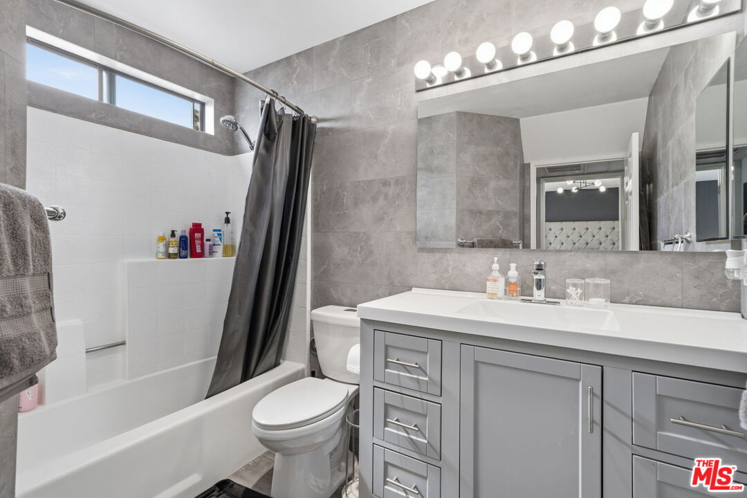 15946 Vanowen St Unit: 209