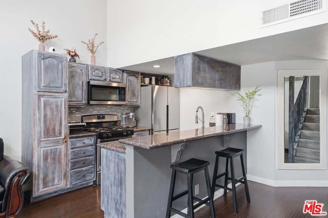 15946 Vanowen St Unit: 209