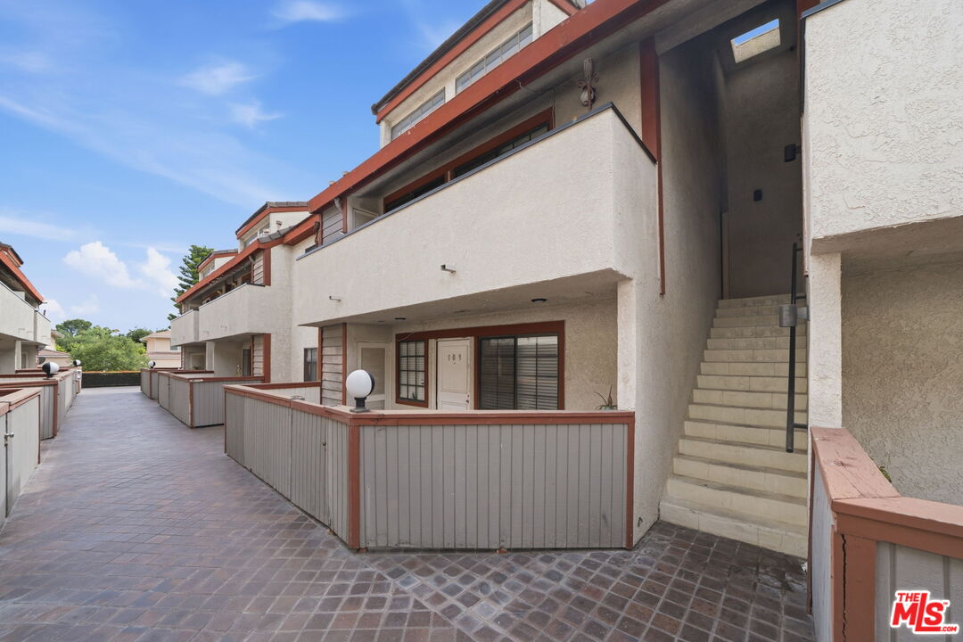 15946 Vanowen St Unit: 209
