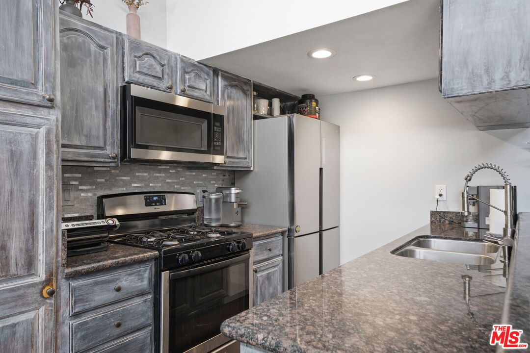 15946 Vanowen St Unit: 209