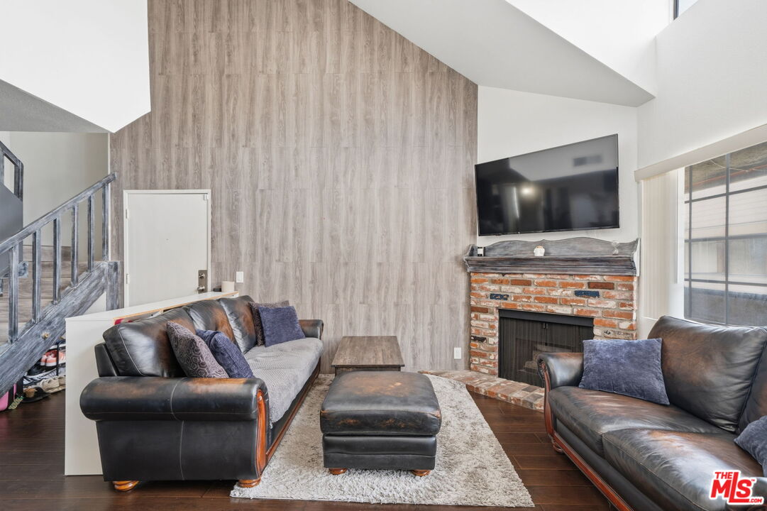 15946 Vanowen St Unit: 209