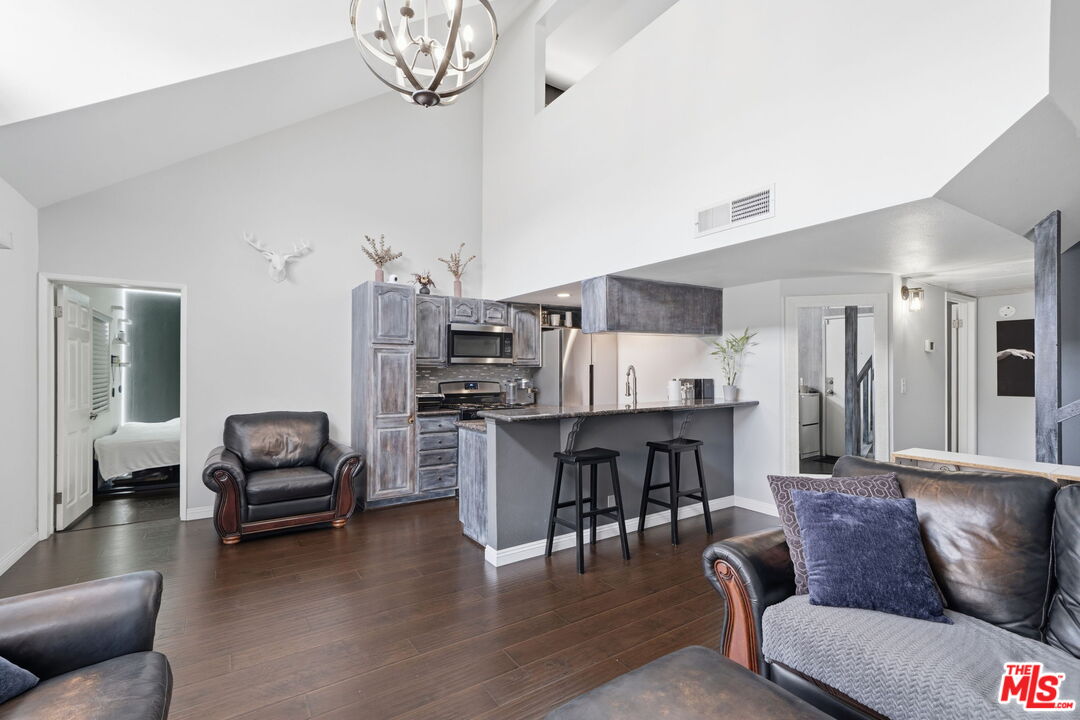 15946 Vanowen St Unit: 209