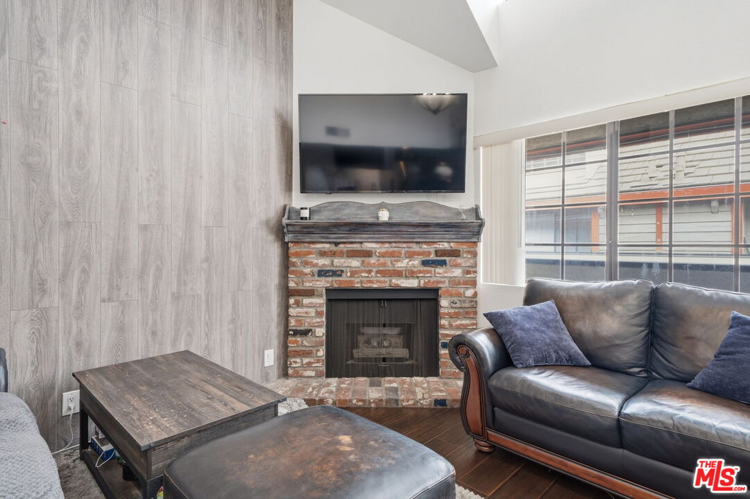 15946 Vanowen St Unit: 209