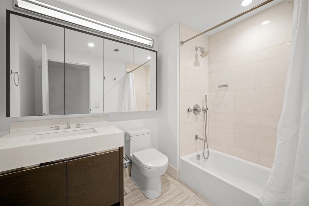 100 Lovejoy Wharf # 7L
