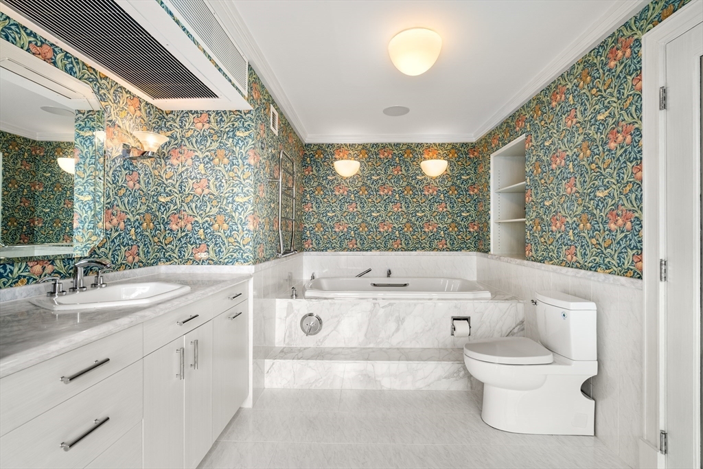85 E India Row Unit: 33B/C