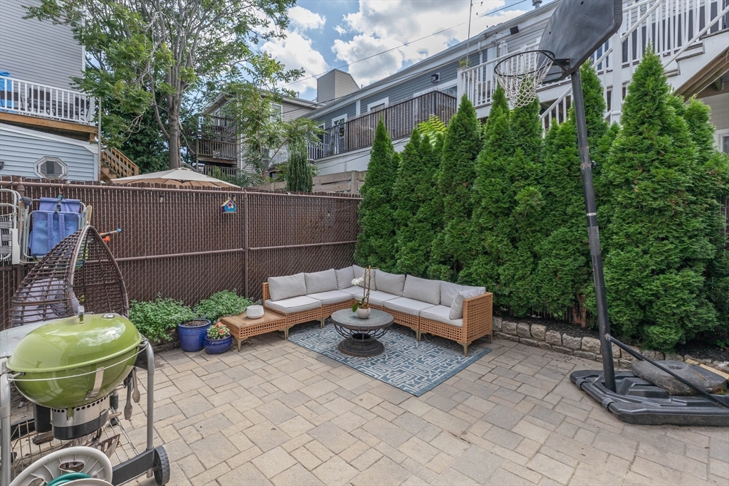 89 Baxter St