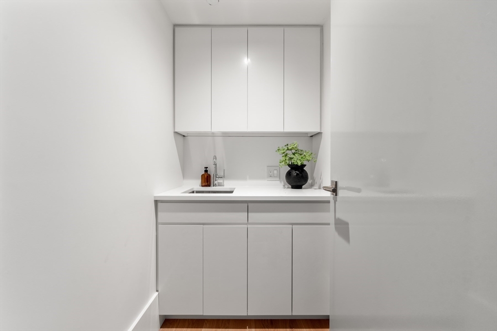 150 Seaport Boulevard Unit: 15CD