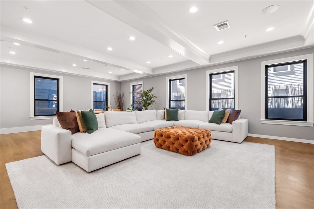 377 W 1st St # 2