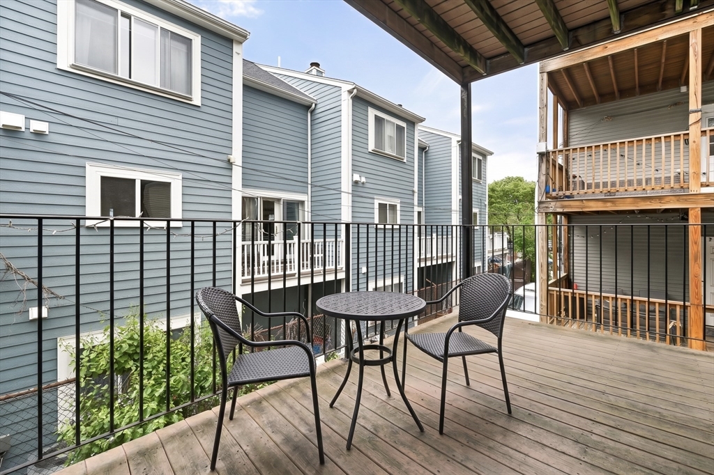 180 Gold St # 3