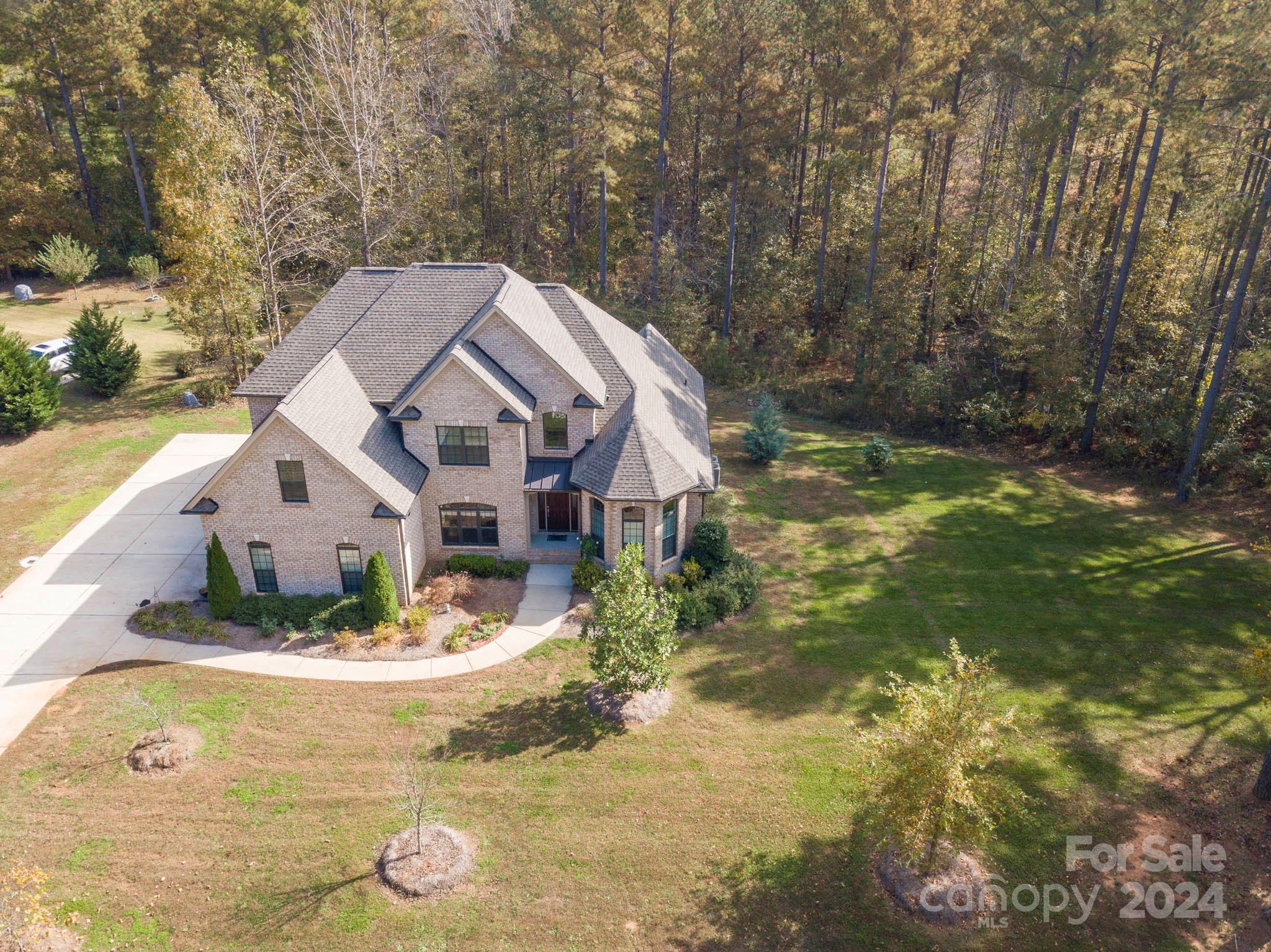 1049 Ledge Wood Lane