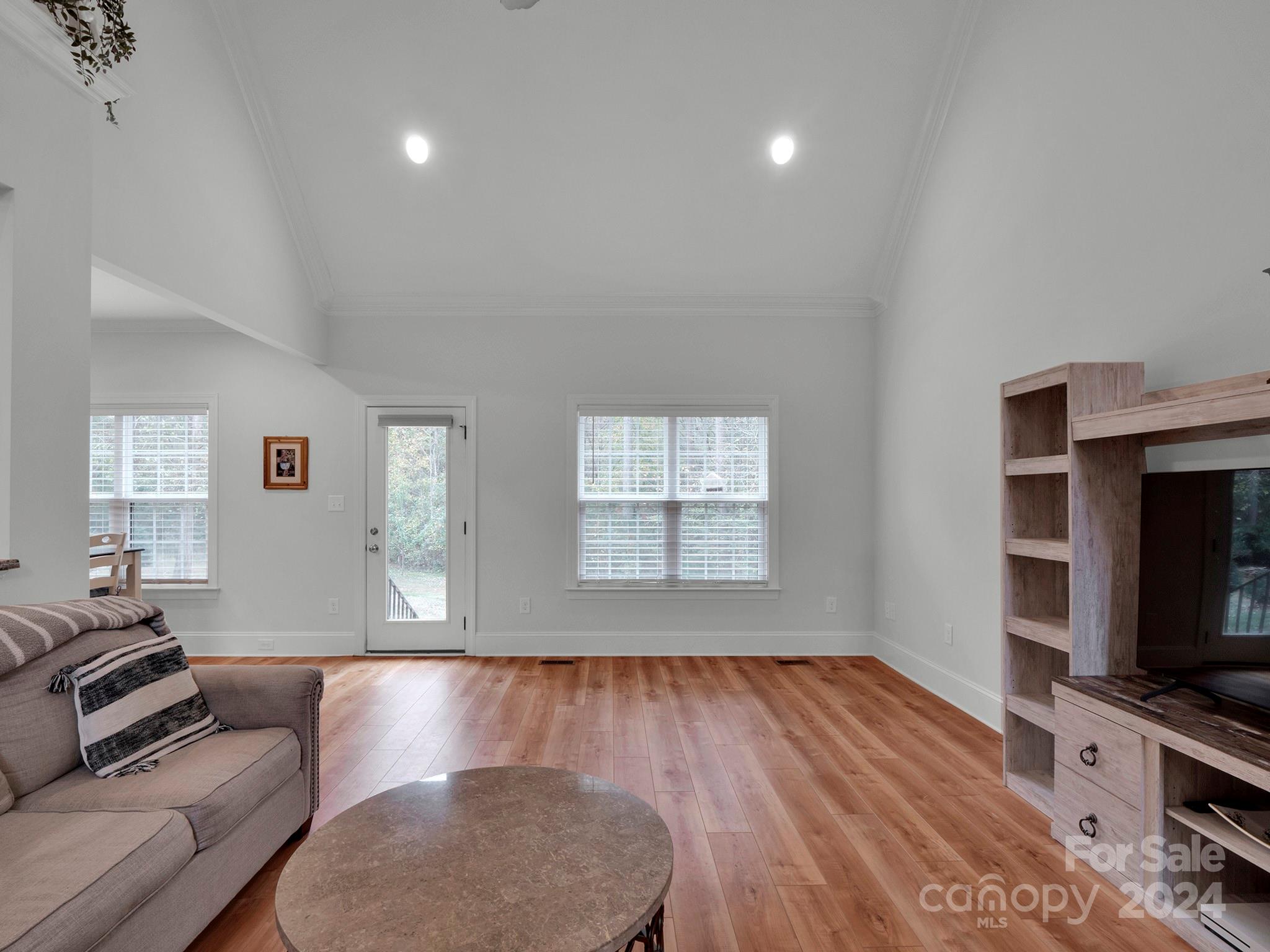 1049 Ledge Wood Lane