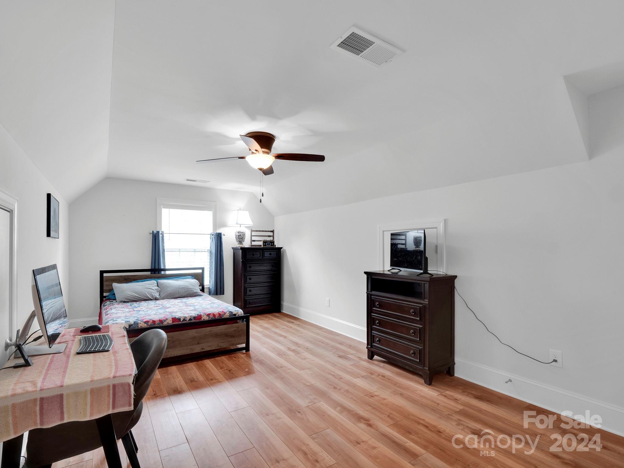 1049 Ledge Wood Lane