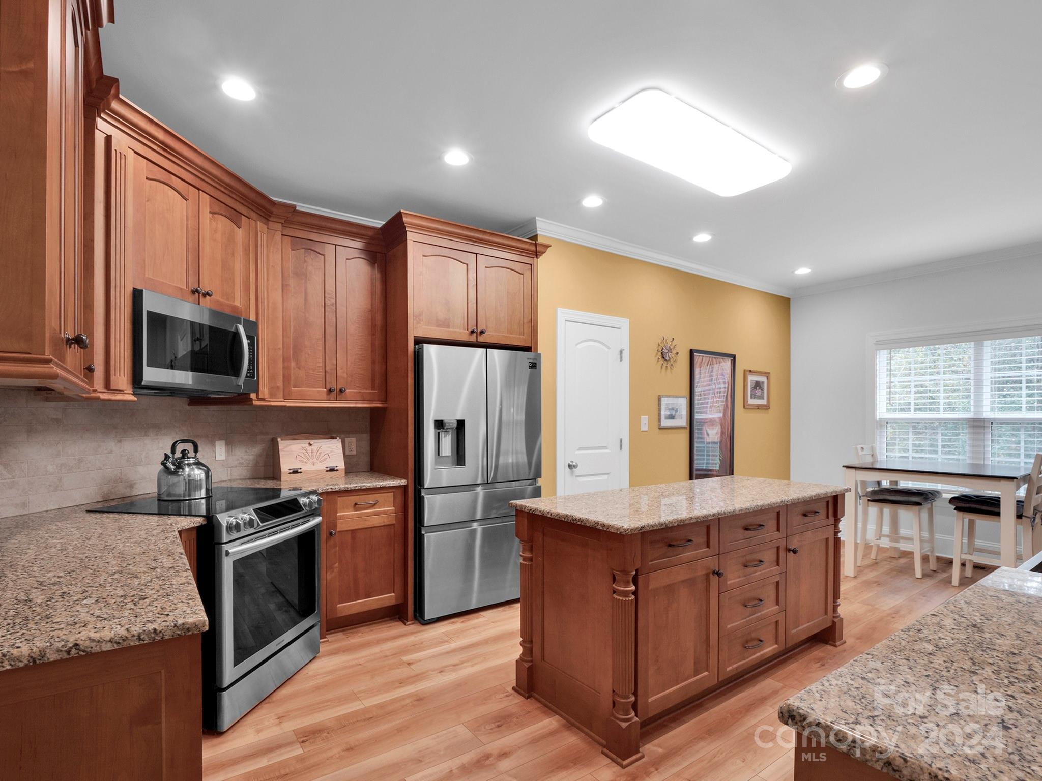 1049 Ledge Wood Lane
