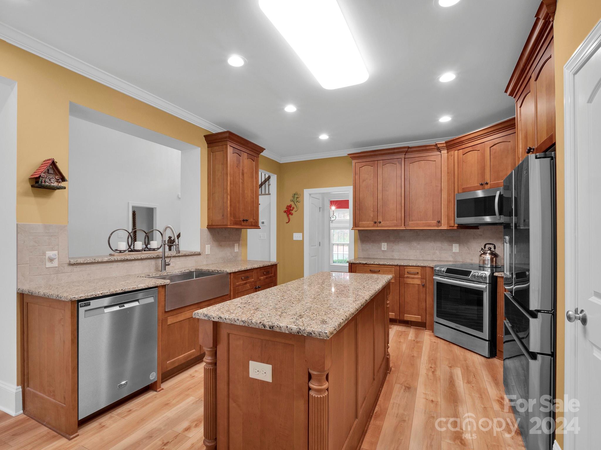 1049 Ledge Wood Lane