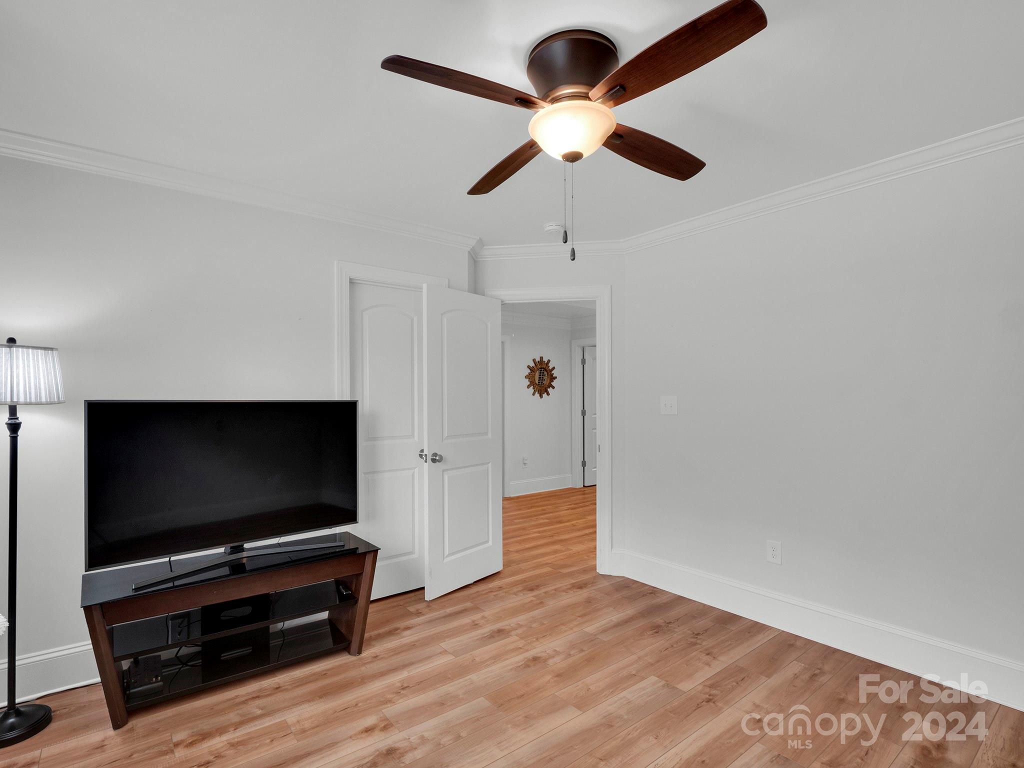 1049 Ledge Wood Lane