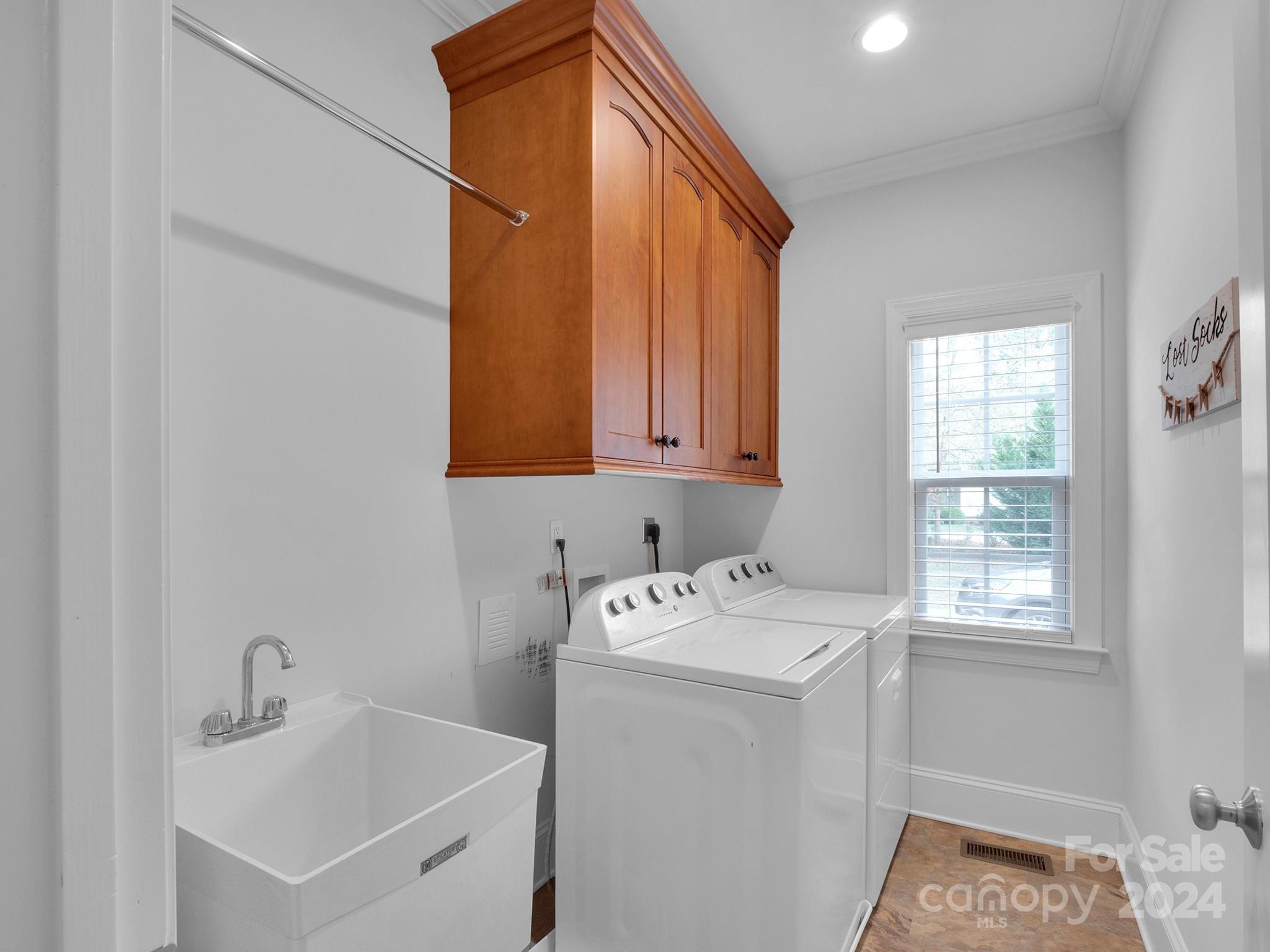 1049 Ledge Wood Lane