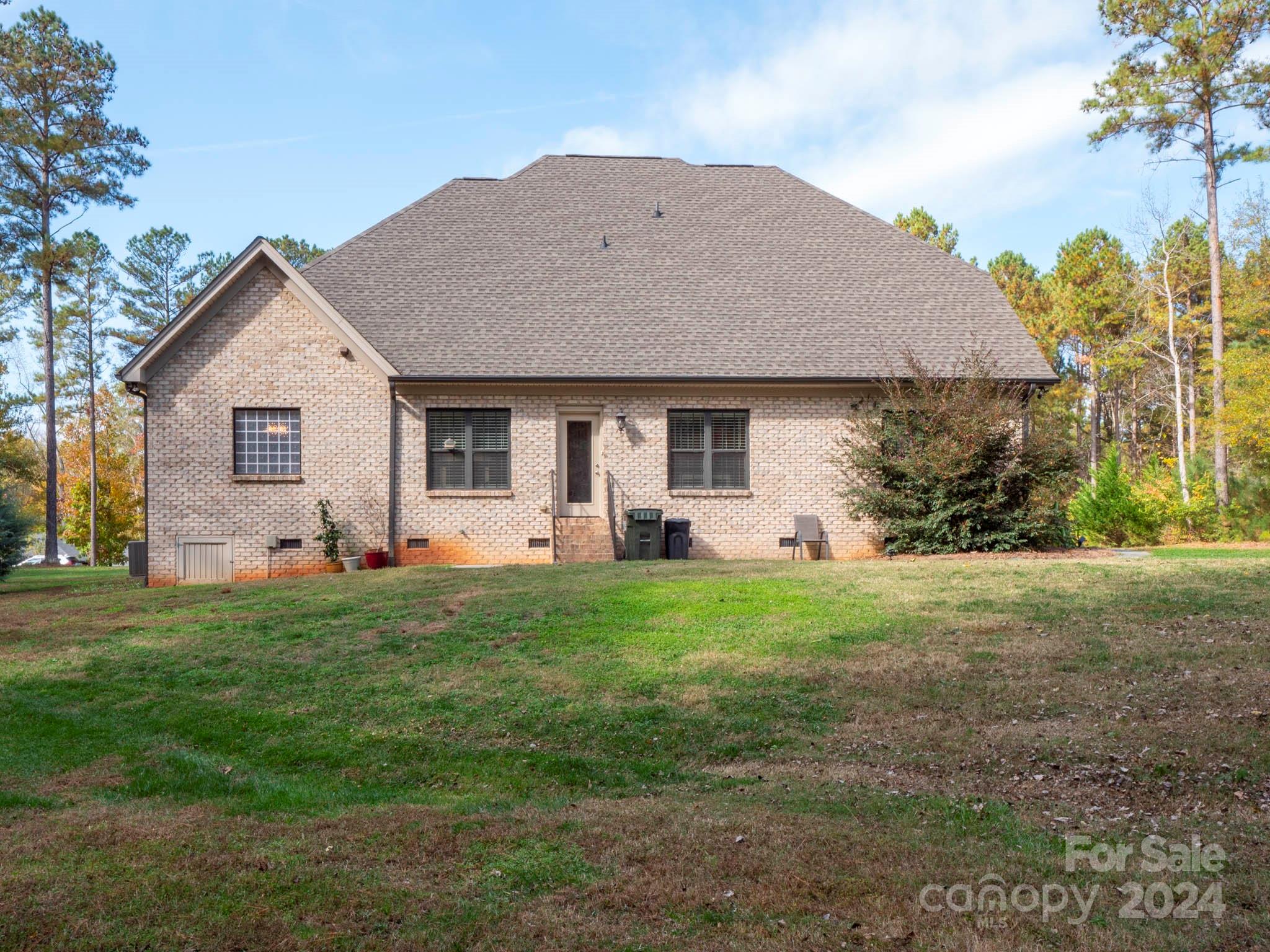 1049 Ledge Wood Lane