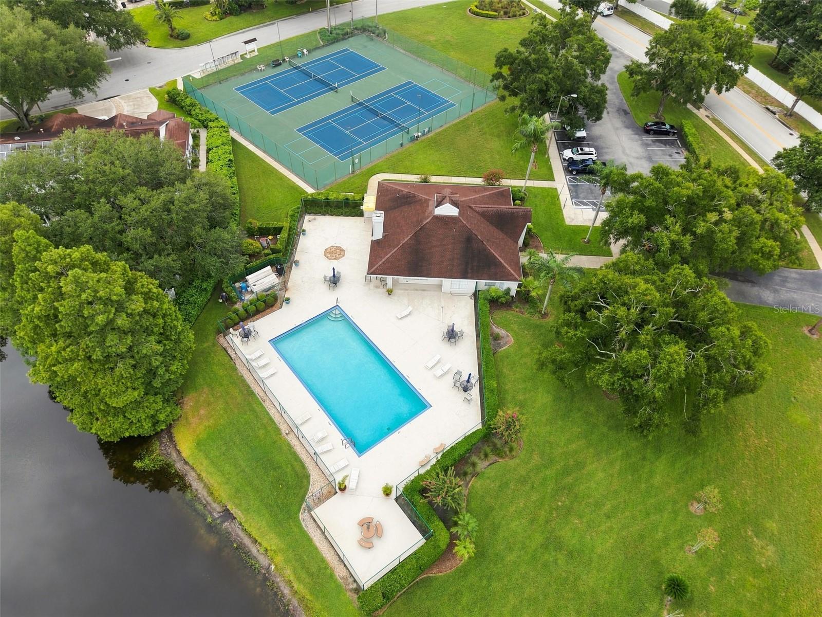 1821 LAKE HERON DR