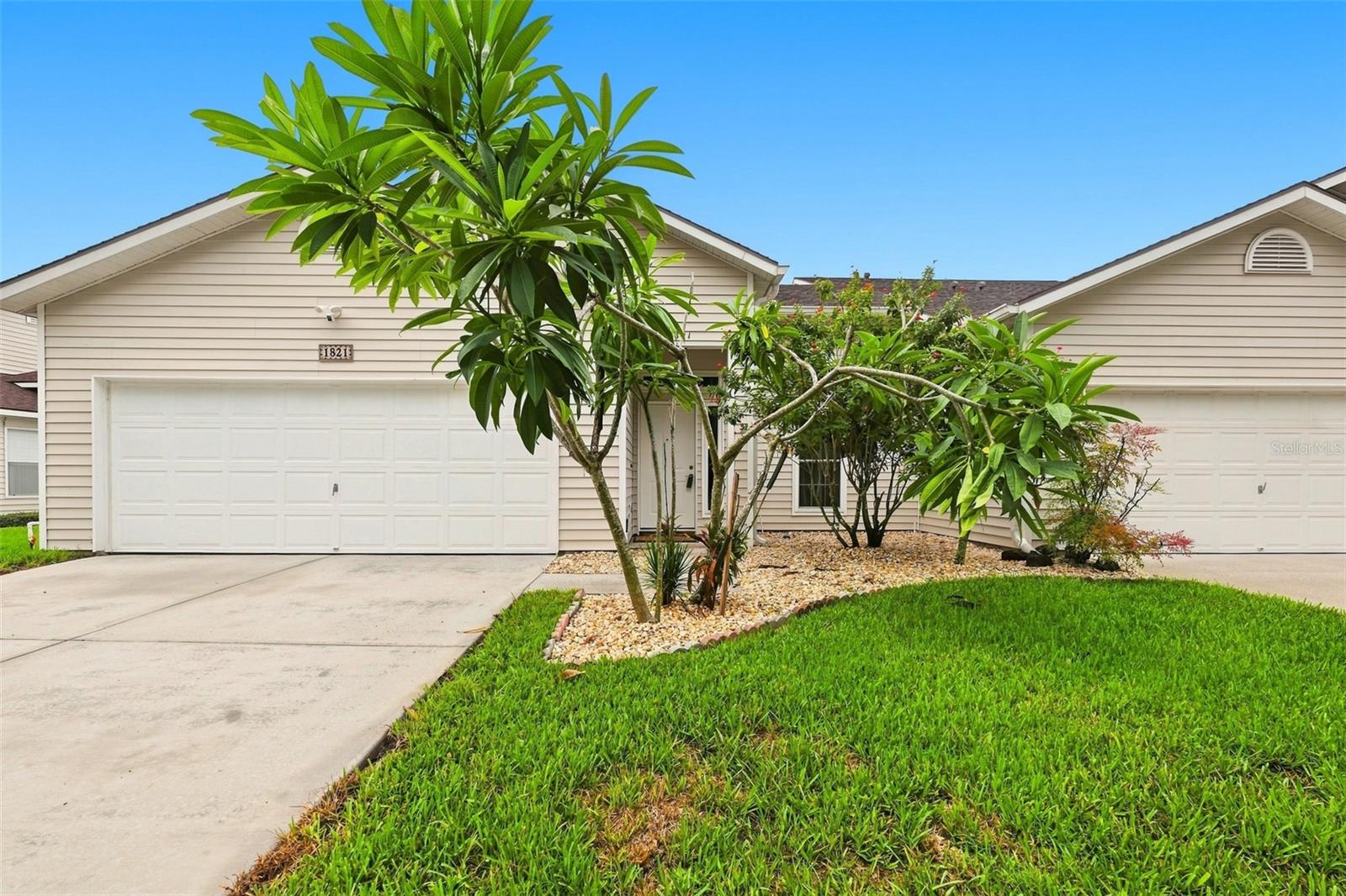 1821 LAKE HERON DR