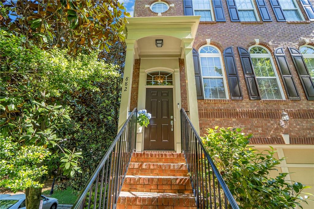 882 West Road NE