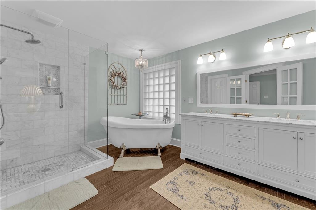 411 Chelsea Circle NE