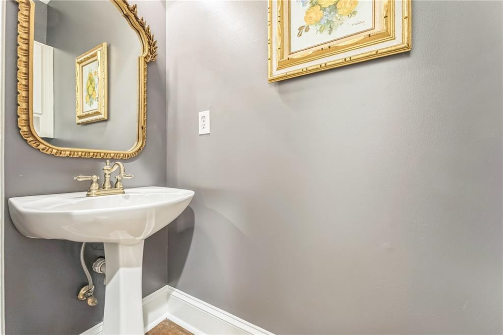 411 Chelsea Circle NE