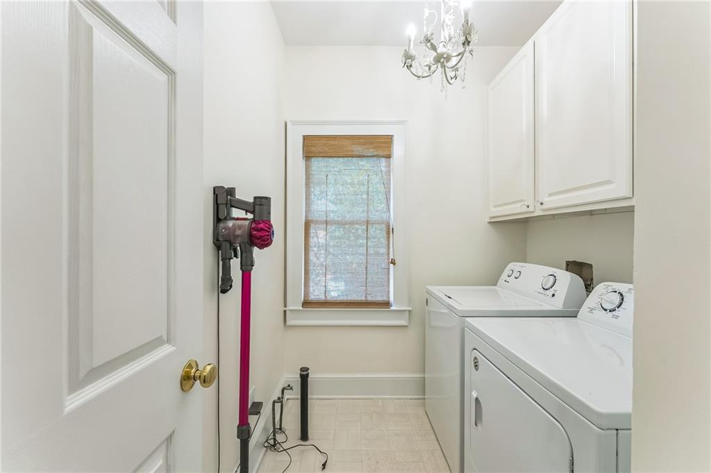 411 Chelsea Circle NE