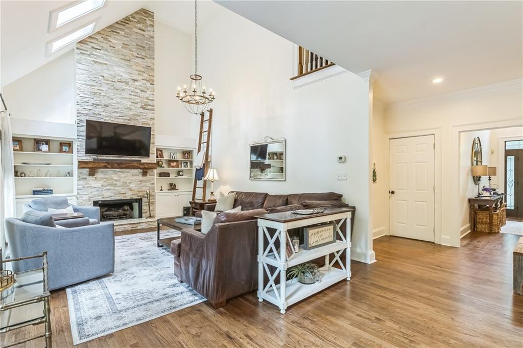 411 Chelsea Circle NE