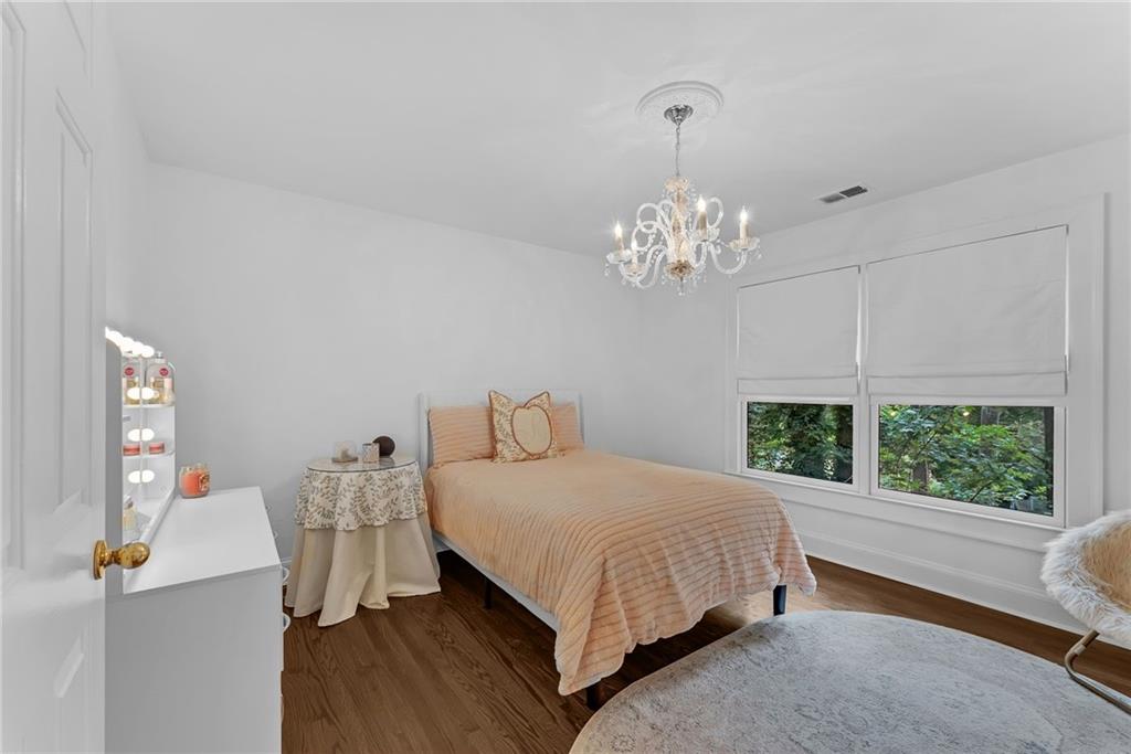 411 Chelsea Circle NE