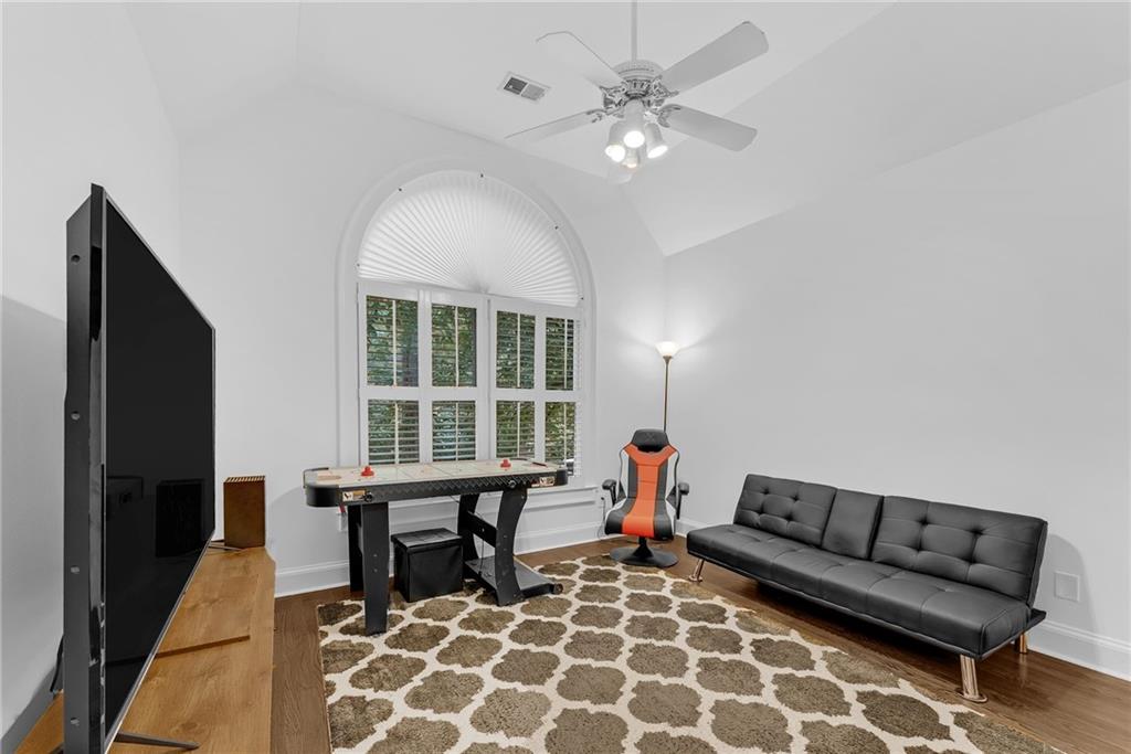 411 Chelsea Circle NE