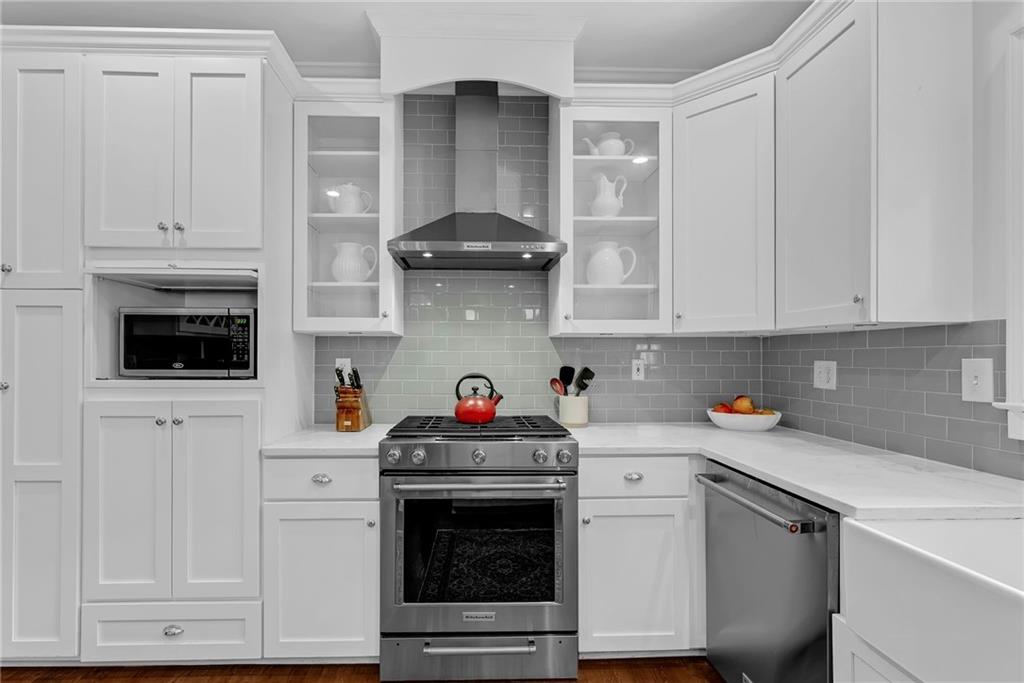 411 Chelsea Circle NE