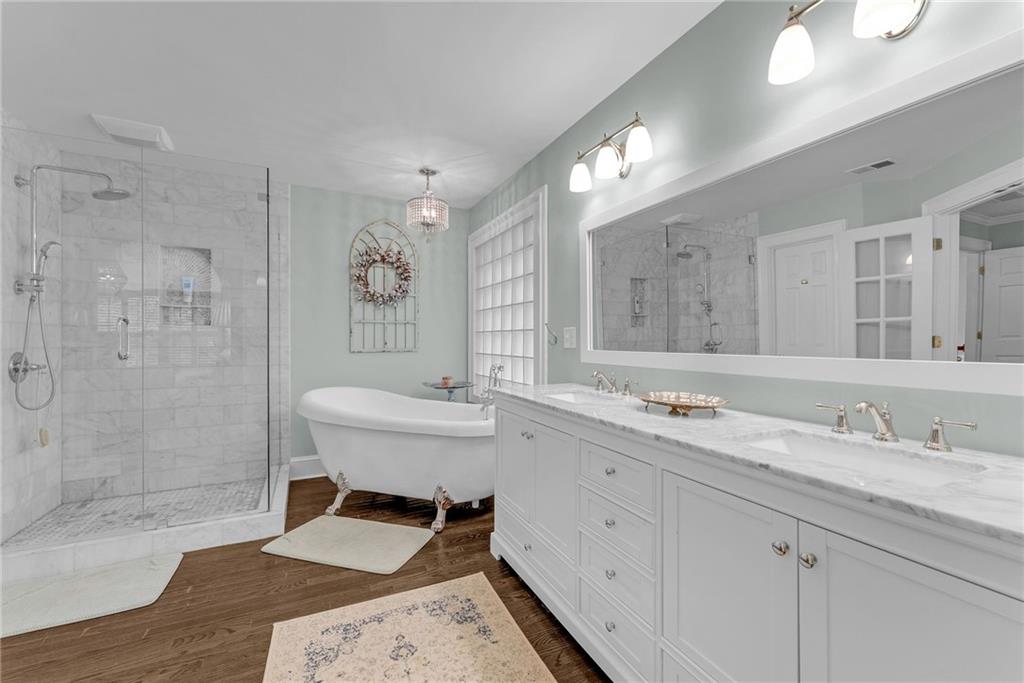 411 Chelsea Circle NE