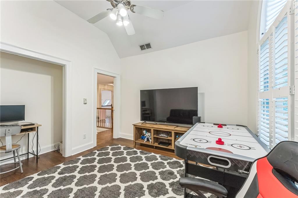 411 Chelsea Circle NE