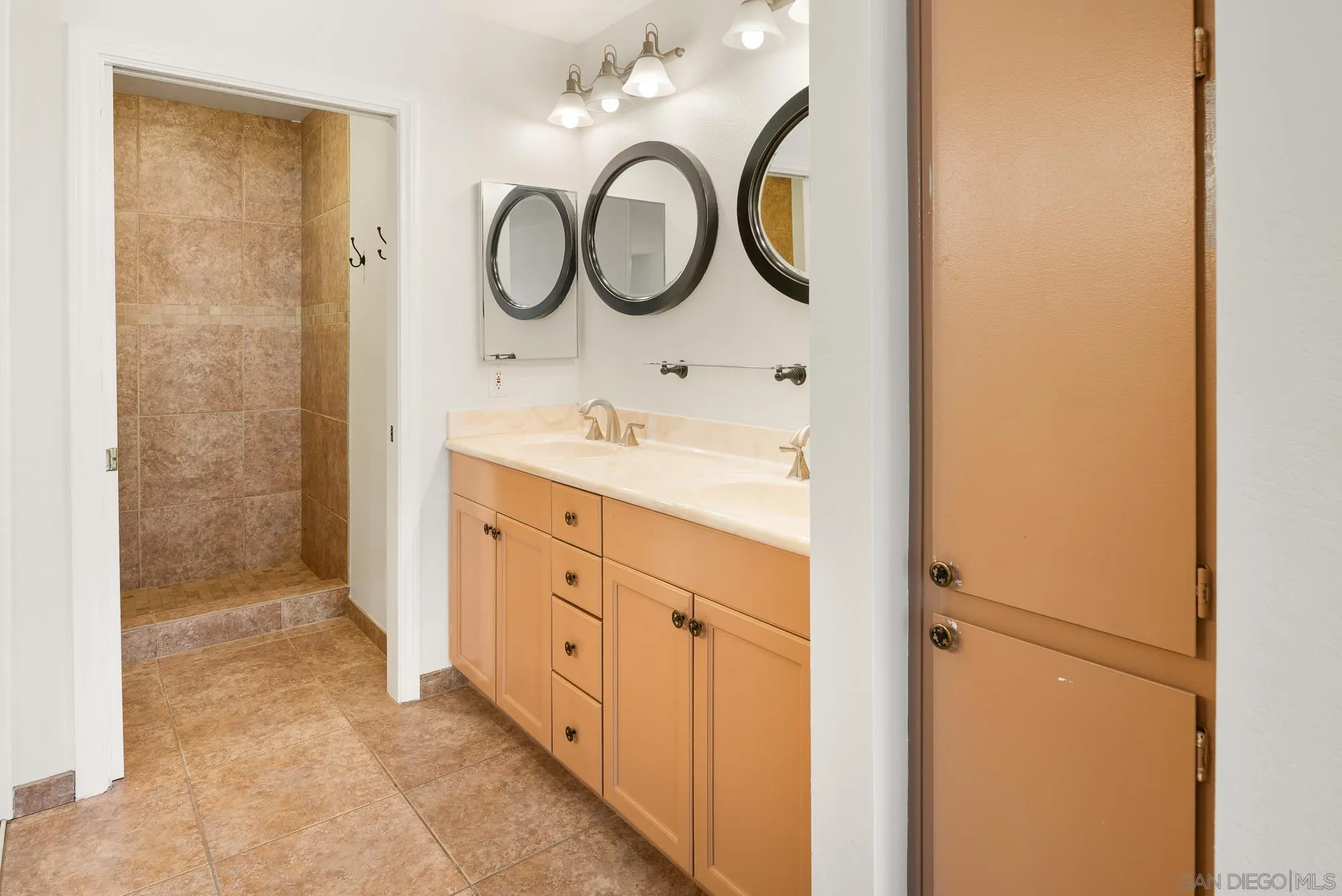 6736 Oakridge Road Unit: 211