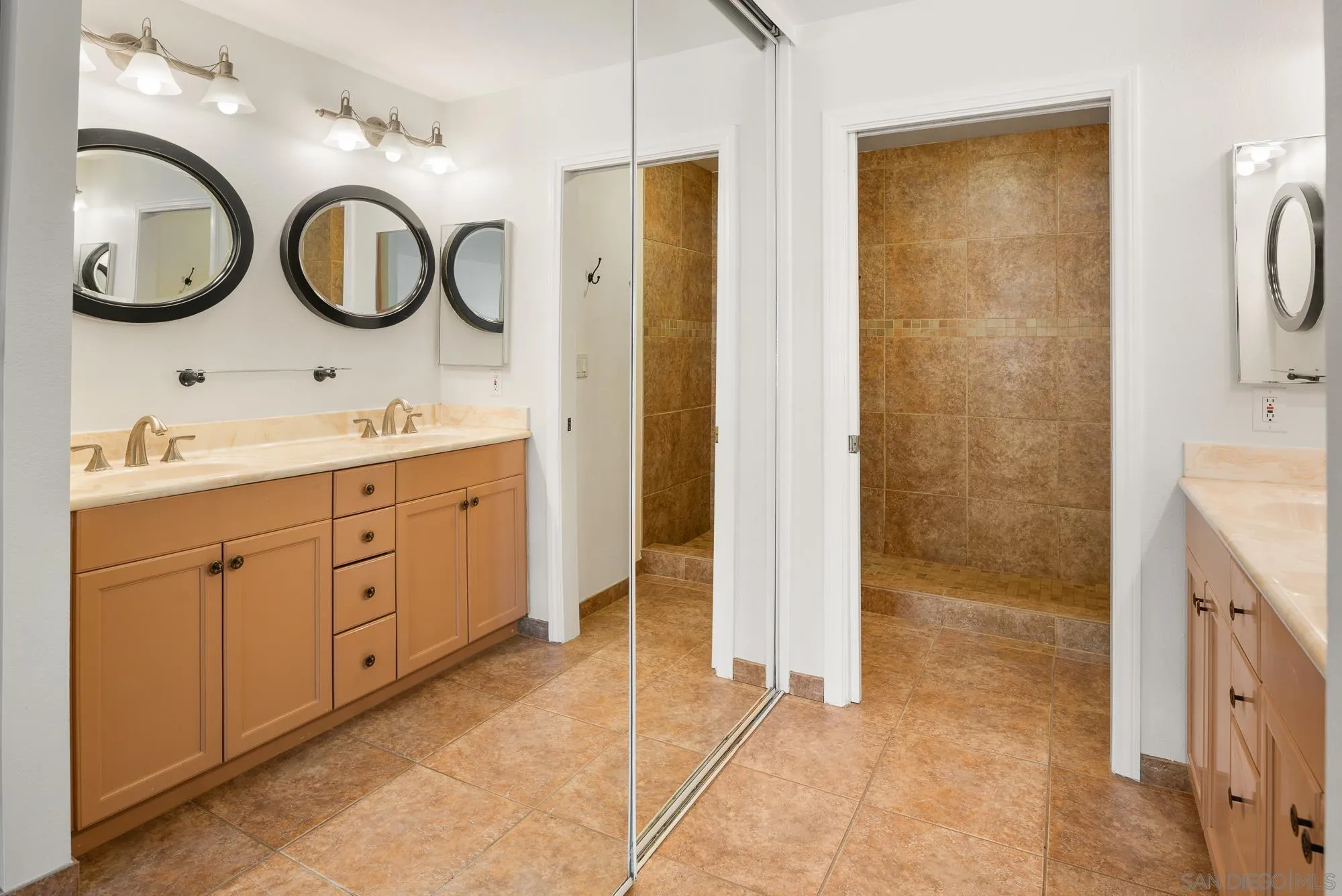 6736 Oakridge Road Unit: 211