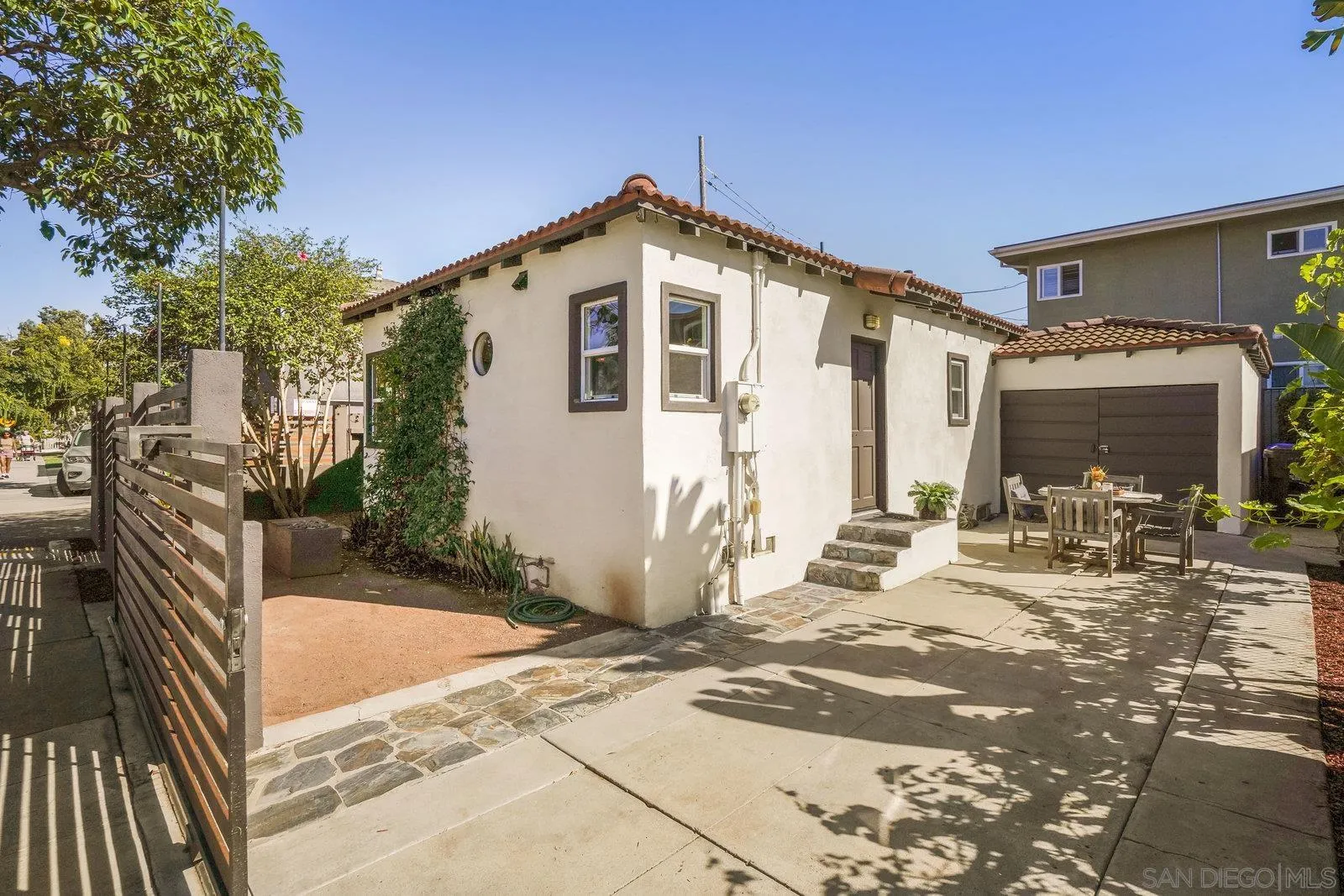 2717 Meade Ave