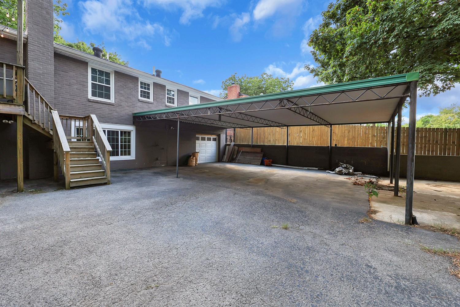 664 Harding Pl