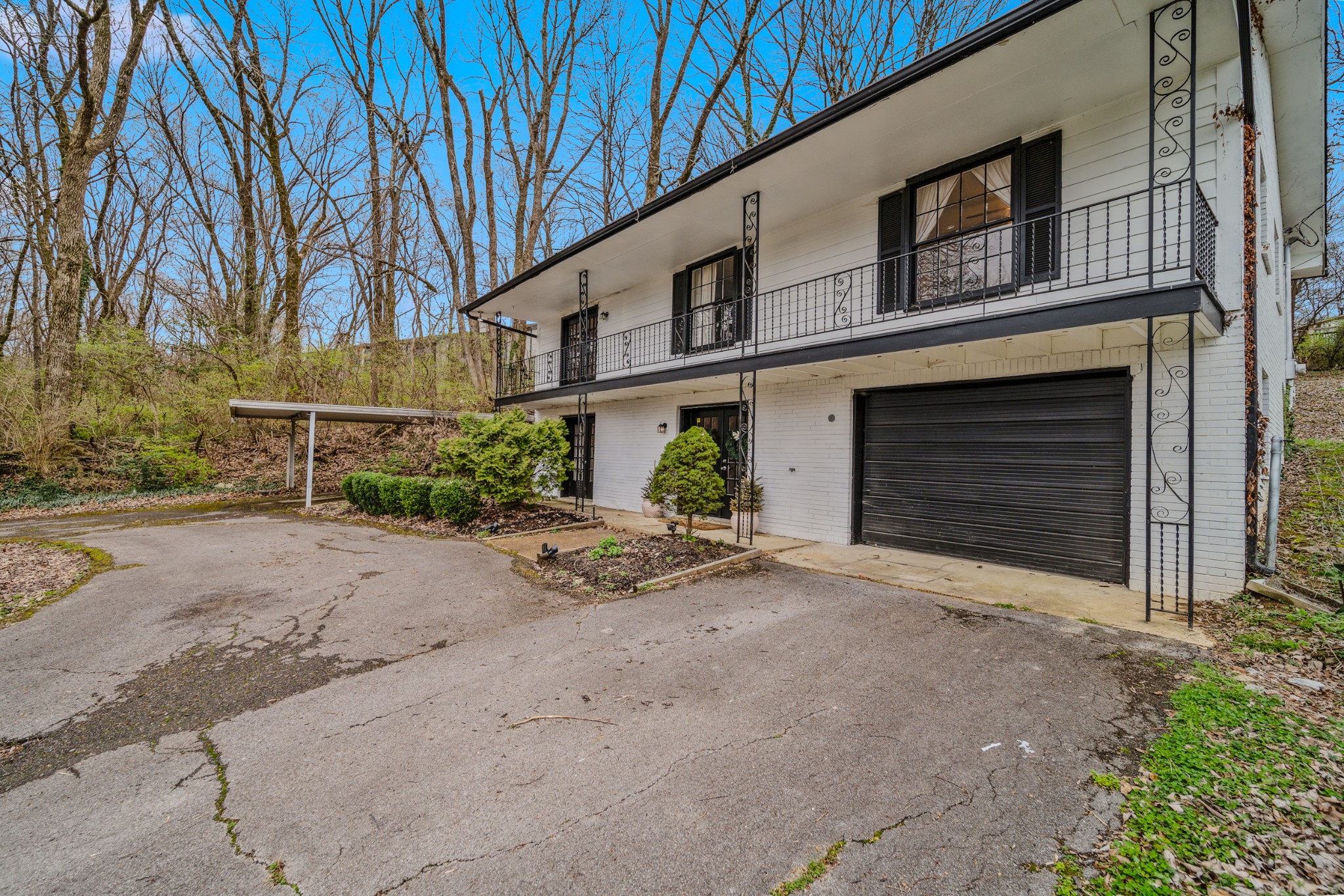 585 Hill Creek Dr